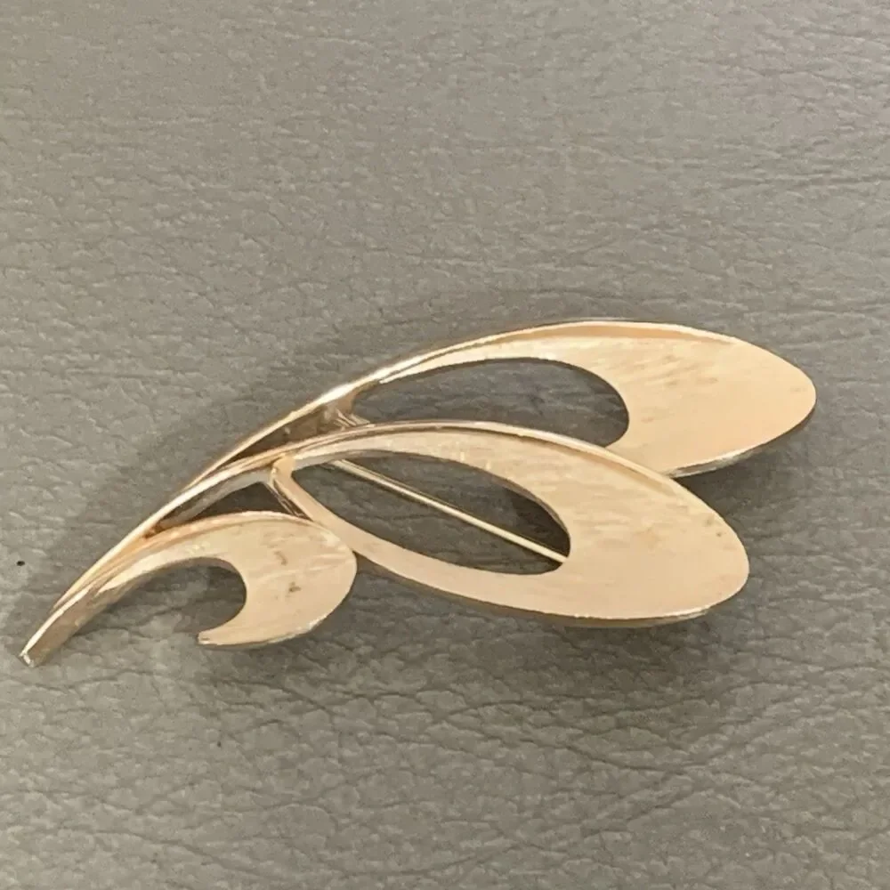 Vintage 1970's Crown Trifari Brooch Pin Abstract Swirl Brushed & Shiny Gold-tone
